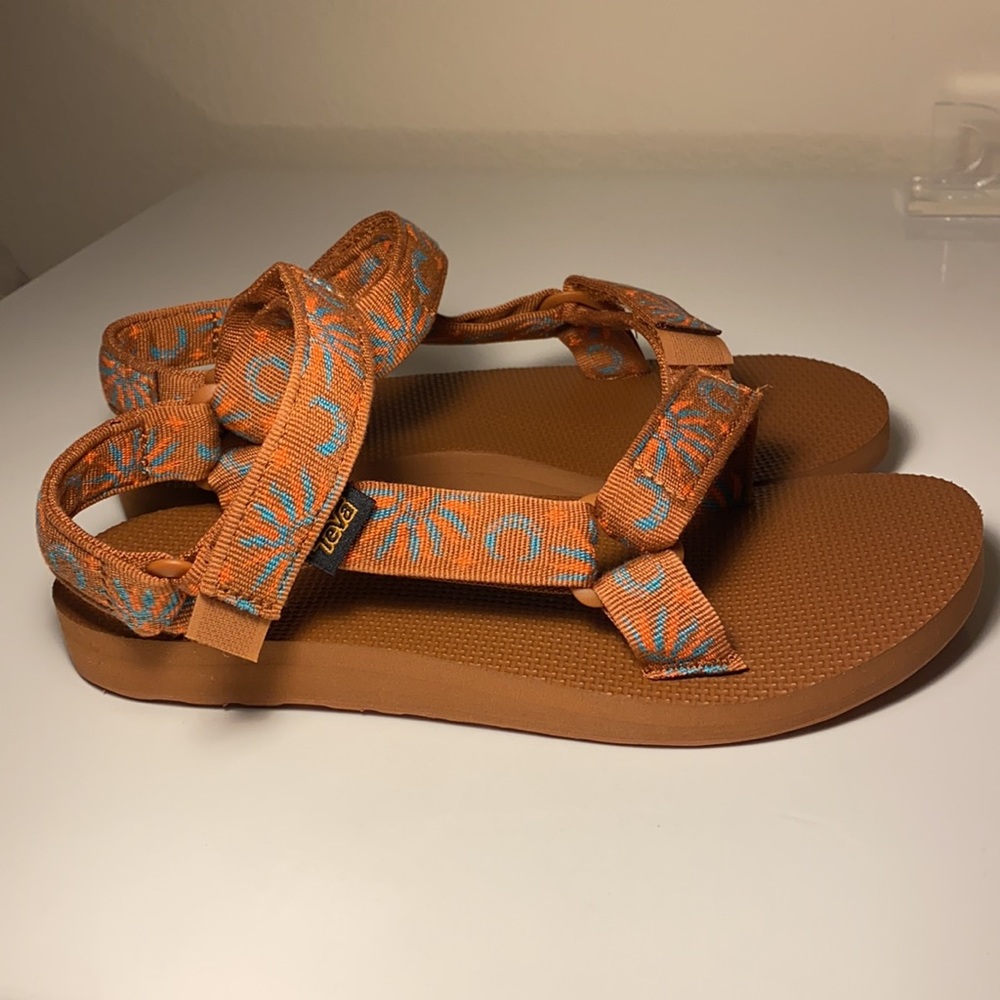 NEVER WORN TEVA ORIGINAL UNIVERSAL, CARAMEL SZ 7